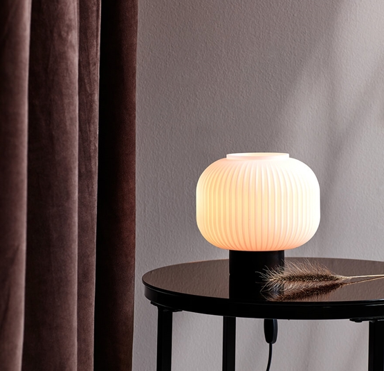 Milford bordlampe E27, sort metal/opal