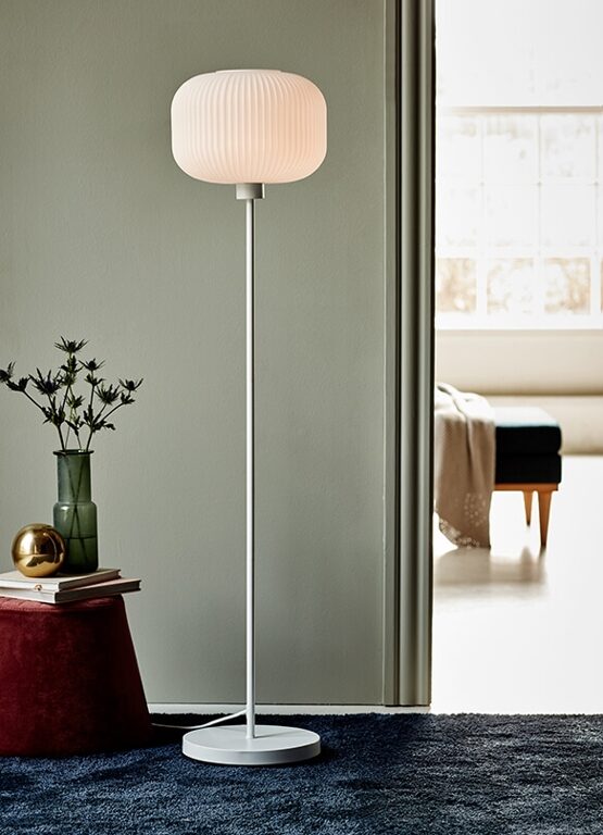 Milford gulvlampe E27, hvid/opal