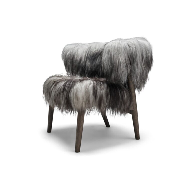 No 7 Lænestol Fuldpolstret Mørkolieret Egetræ og Sheepskin Long